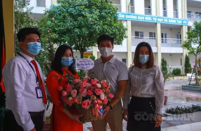 le khai giang dac biet co mot khong hai voi san truong ghe da hang cay vang lang hinh 2