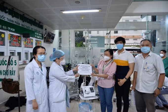 Nhóm Hạt Vừng trao máy thở tại Bệnh viện Thủ Đức.