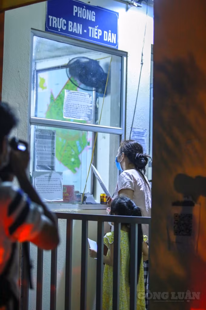 ha noi rat dong nguoi dan cho toi toi o phuong me tri van chua xin duoc giay di duong hinh 13