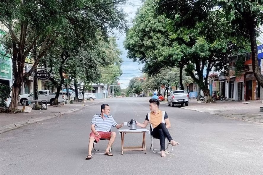 gia lai xu phat 6 trieu dong hai nguoi dan ong khoe uong tra giua duong trong mua dich hinh 1