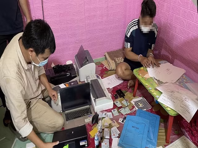 quang nam phat hien duong day mua ban giay to gia quy mo lon hinh 1