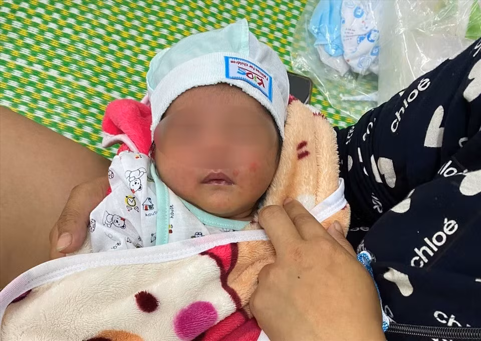thanh hoa phat hien be trai so sinh bi bo roi duoi chan nui hinh 1