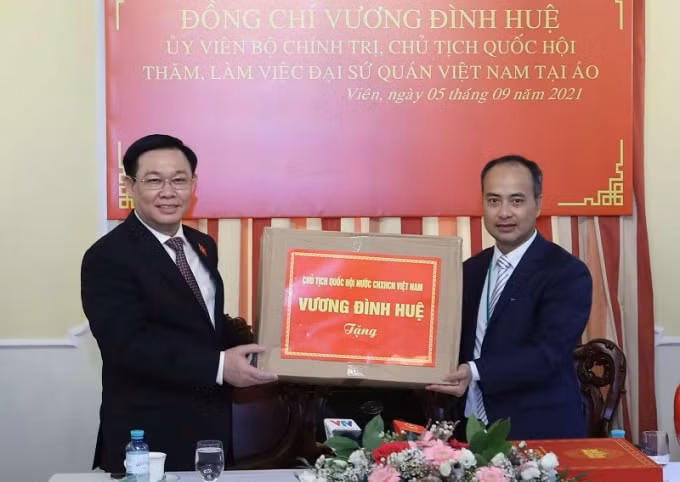 chu tich quoc hoi vuong dinh hue gap go cong dong nguoi viet tai 6 nuoc chau au hinh 3