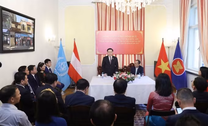 chu tich quoc hoi vuong dinh hue gap go cong dong nguoi viet tai 6 nuoc chau au hinh 2
