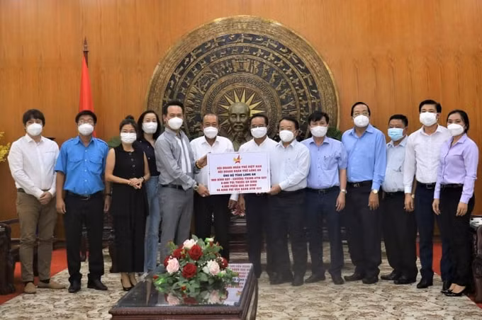 15000 tui thuoc an sinh 2500 binh oxy trao tan tay tinh binh duong dong nai long an hinh 1