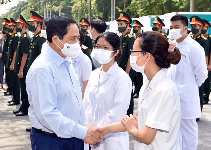 quan tam de xuat chinh sach cho doi ngu y bac sy dang ngay dem chong dich hinh 1