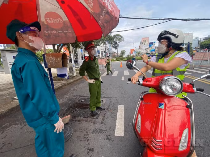 cong an tp hcm kiem soat nguoi tham gia giao thong bang ma qr thay giay di duong the nao hinh 4