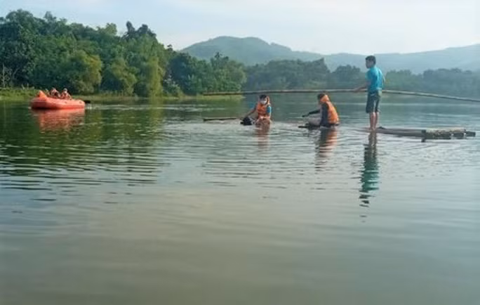thanh hoa lat be tren ho thuy loi 2 nguoi duoi nuoc thuong tam hinh 1