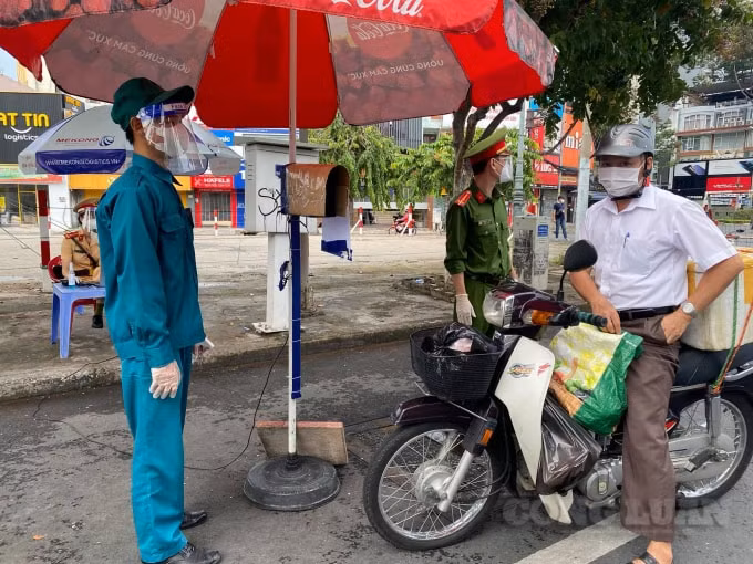 cong an tp hcm kiem soat nguoi tham gia giao thong bang ma qr thay giay di duong the nao hinh 5