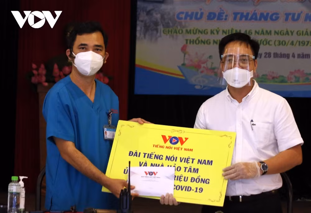 lanh dao dai tieng noi viet nam den tham hoi va tang qua mot so benh vien tai tphcm hinh 1