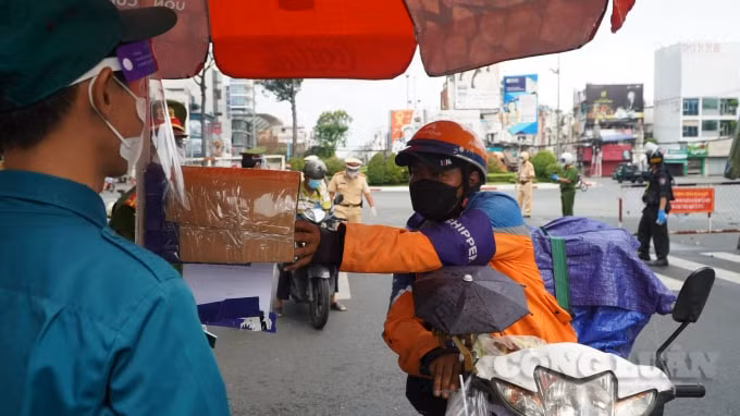 cong an tp hcm kiem soat nguoi tham gia giao thong bang ma qr thay giay di duong the nao hinh 8