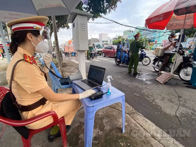 cong an tp hcm kiem soat nguoi tham gia giao thong bang ma qr thay giay di duong the nao hinh 11