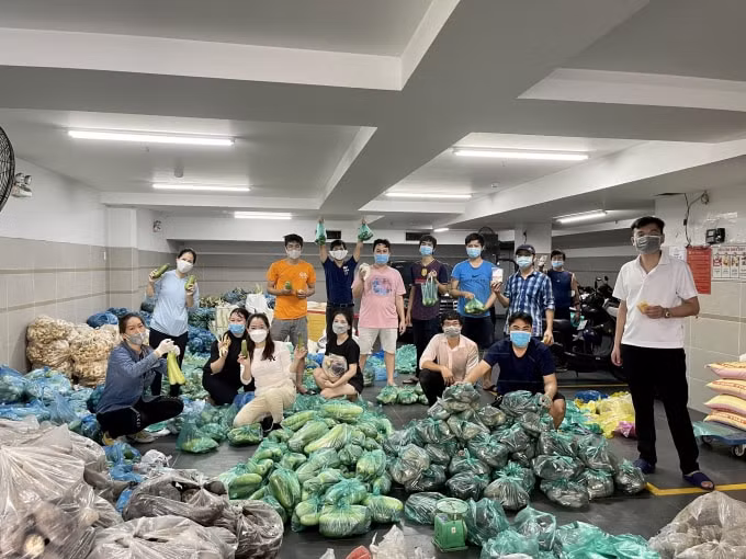 Chủ tịch Lê Hùng Anh cùng các CBCNV Tập đoàn Bin Corporation Group phân loại đóng gói quà phân phát cho bà con.