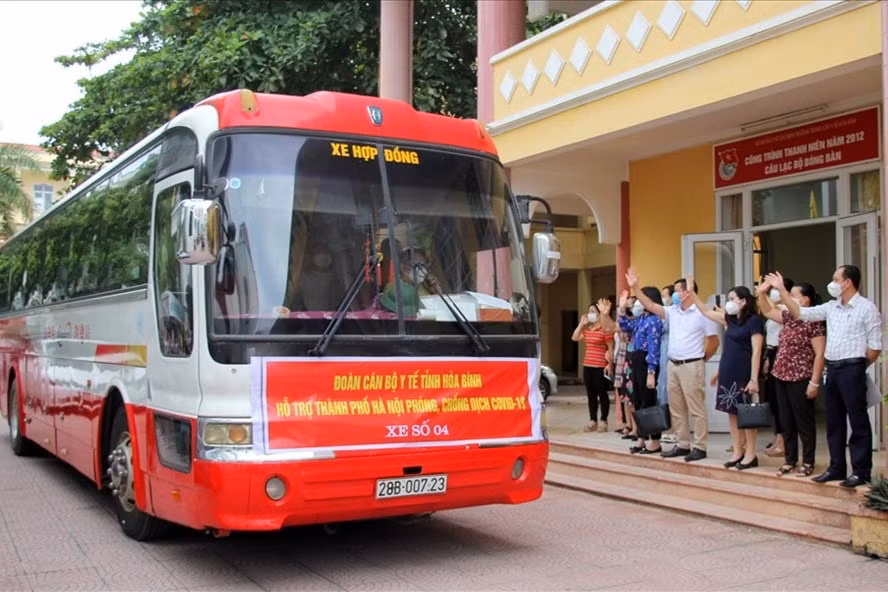 hoa binh 200 can bo y te ho tro ha noi chong dich covid 19 hinh 1