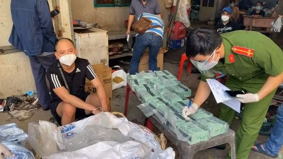 dung xe luong xanh cho 100kg ma tuy duoc giau trong lo hang mam ca loc hinh 1