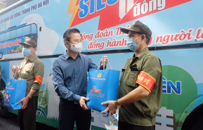 cong doan ha noi trao qua dong vien nguoi lao dong va luc luong tham gia phong chong dich hinh 1