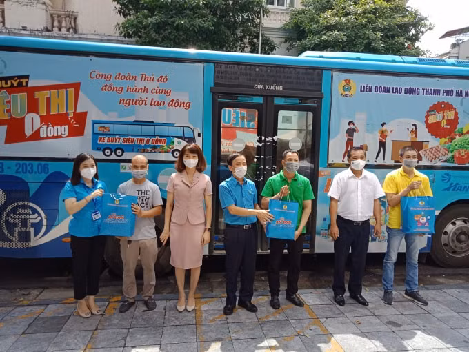 cong doan ha noi trao qua dong vien nguoi lao dong va luc luong tham gia phong chong dich hinh 3