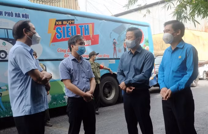 cong doan ha noi trao qua dong vien nguoi lao dong va luc luong tham gia phong chong dich hinh 2