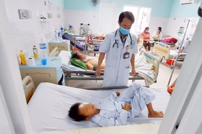 kon tum cuu song be trai bi mui ten ban xuyen mat khi di san chuot ban dem hinh 1