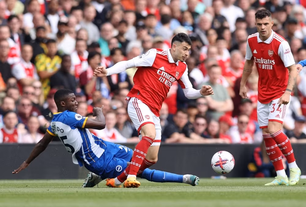 thua soc brighton arsenal giuong co trang trong cuoc dua vo dich cung man city hinh 3