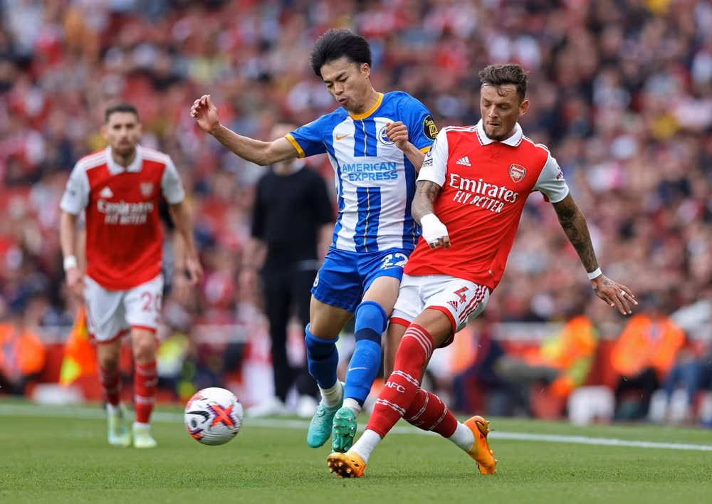 thua soc brighton arsenal giuong co trang trong cuoc dua vo dich cung man city hinh 2
