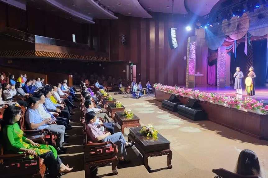 bac ninh len tieng ve hang ghe gay tranh cai o nha hat dan ca quan ho hinh 2