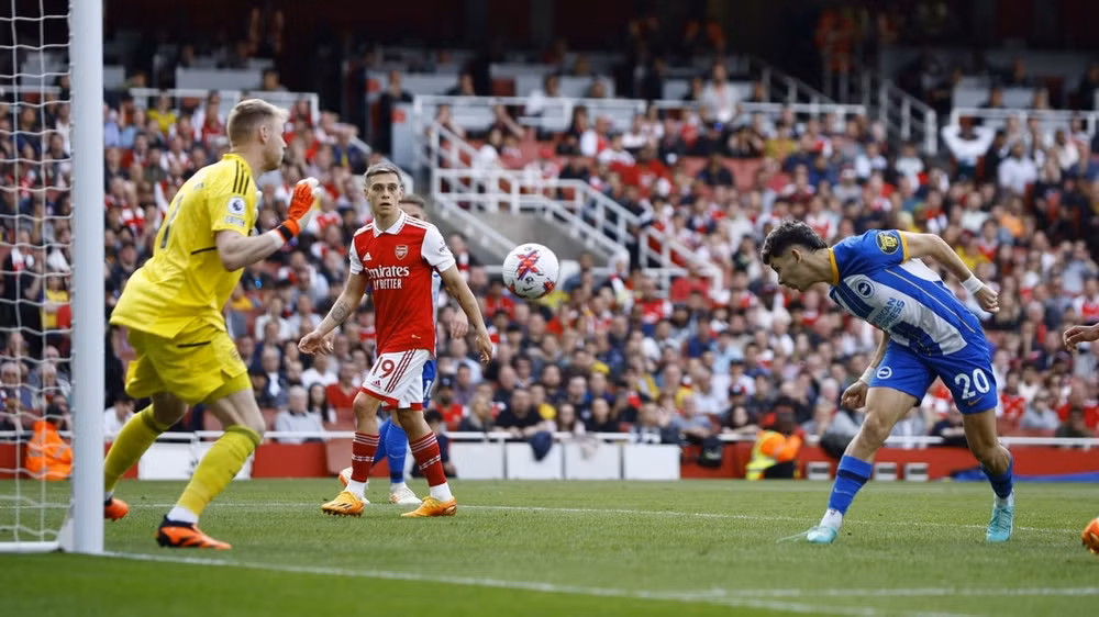 thua soc brighton arsenal giuong co trang trong cuoc dua vo dich cung man city hinh 4