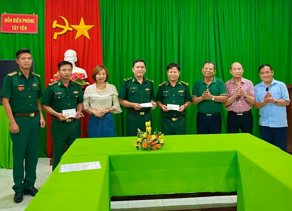 hoi nha bao tp ha noi trao qua me viet nam anh hung va tang hoc bong cho hoc sinh ngheo hinh 1