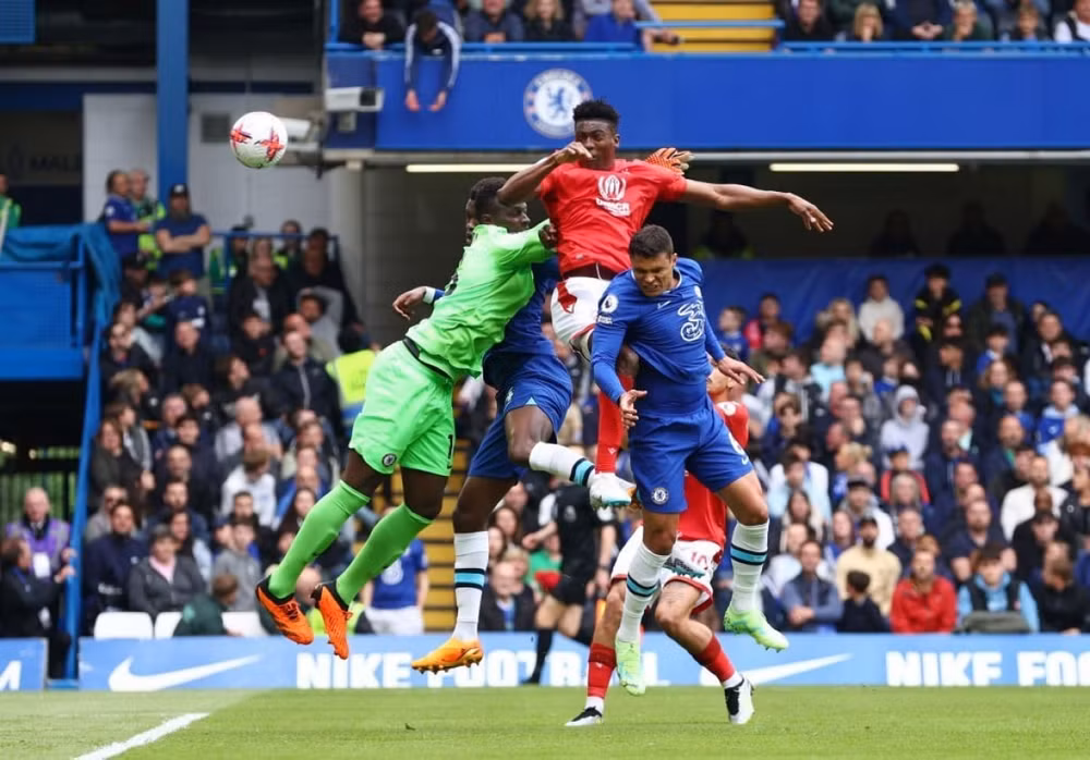 sterling toa sang chelsea van mat diem ngay tren san nha hinh 1