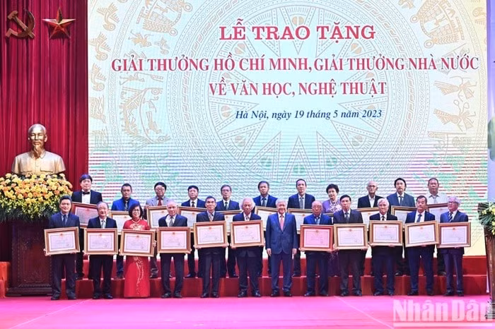 128 tac gia dong tac gia duoc trao giai thuong ho chi minh giai thuong nha nuoc ve van hoc nghe thuat hinh 3