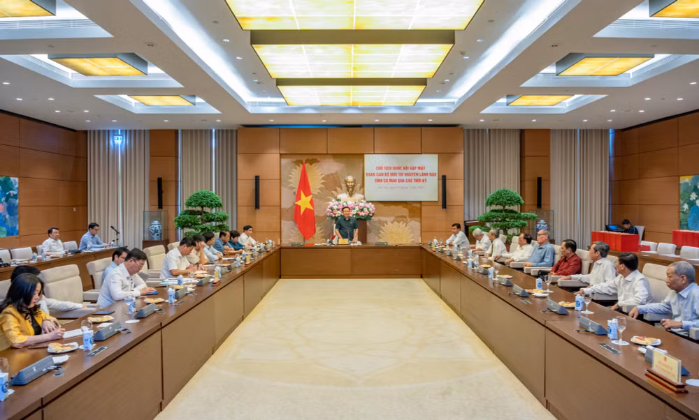 chu tich quoc hoi tiep doan can bo huu tri nguyen la lanh dao tinh ca mau qua cac thoi ky hinh 1