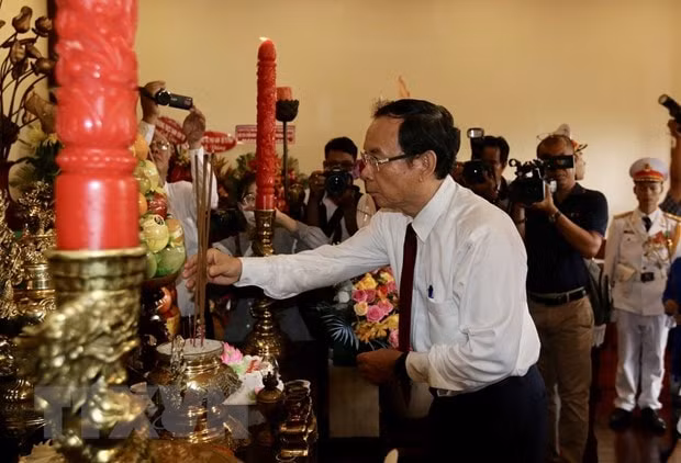 dang huong chu tich ho chi minh nhan dip sinh nhat bac hinh 1