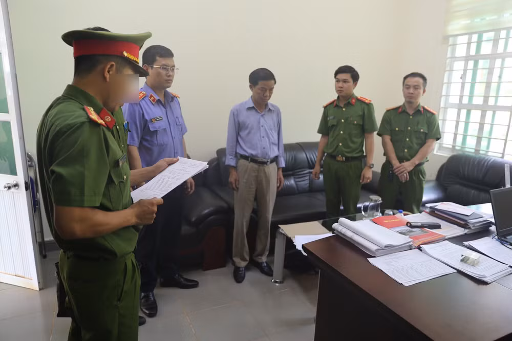 bat nguyen giam doc so xay dung va pho ban quan li du an tinh dak nong trong vu sut lun kcn nhan co hinh 1