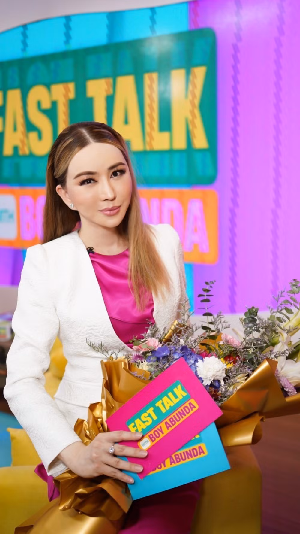nu ty phu chuyen gioi gui loi xin loi hoa hau hoan vu catriona gray hinh 1