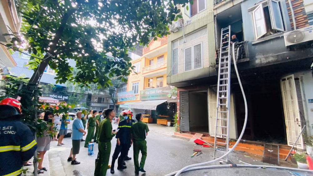 ha noi chay ngoi nha tren pho vinh phuc 5 nguoi thoat nan hinh 1