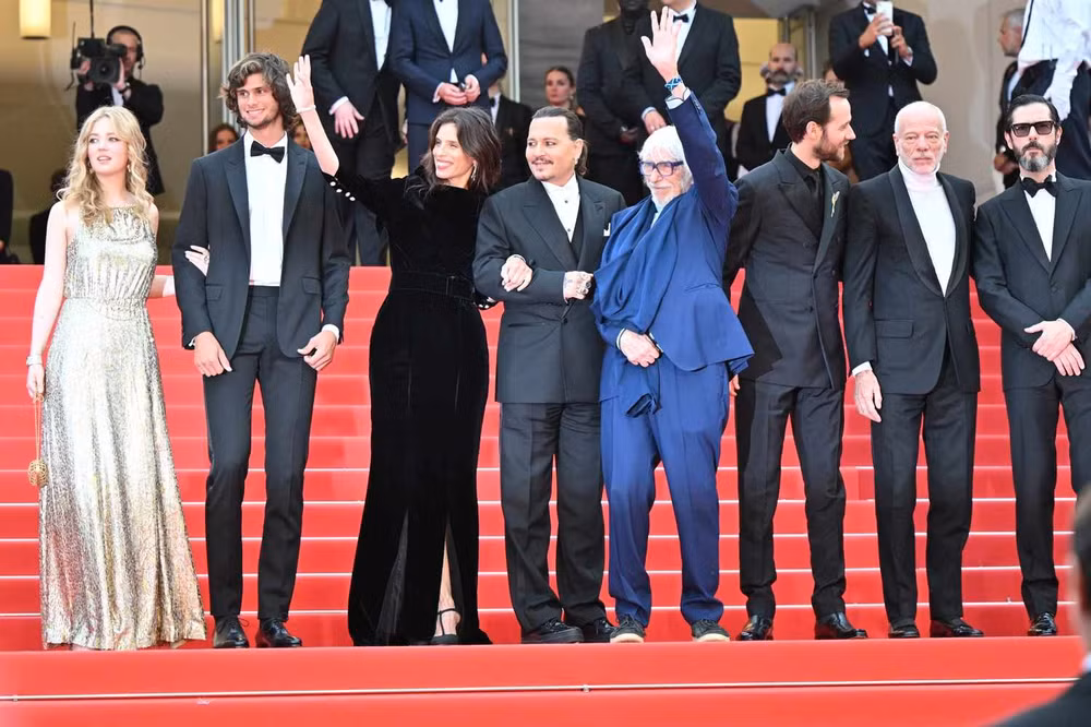 johnny depp xuc dong khi duoc vo tay tai lien hoan phim cannes 2023 hinh 3