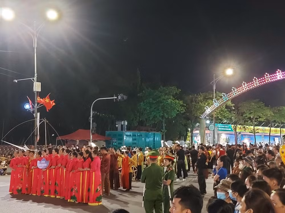 nghe an dac sac voi le hoi duong pho que huong mua sen no hinh 5