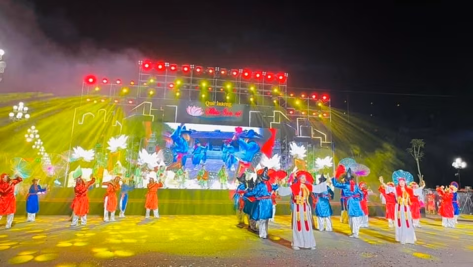 nghe an dac sac voi le hoi duong pho que huong mua sen no hinh 3
