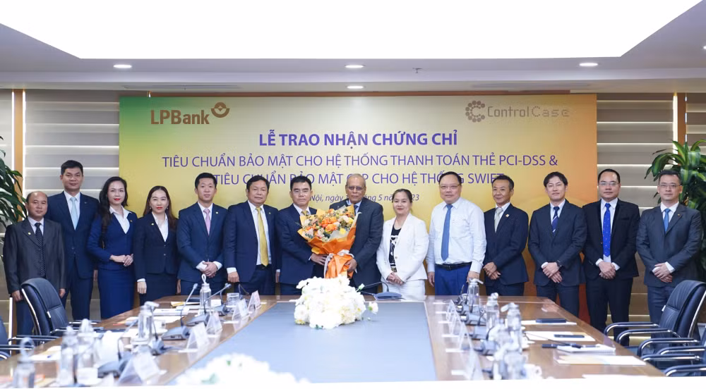 lpbank nhan hai chung chi tieu chuan bao mat quoc te cho he thong thanh toan the va he thong swift hinh 1
