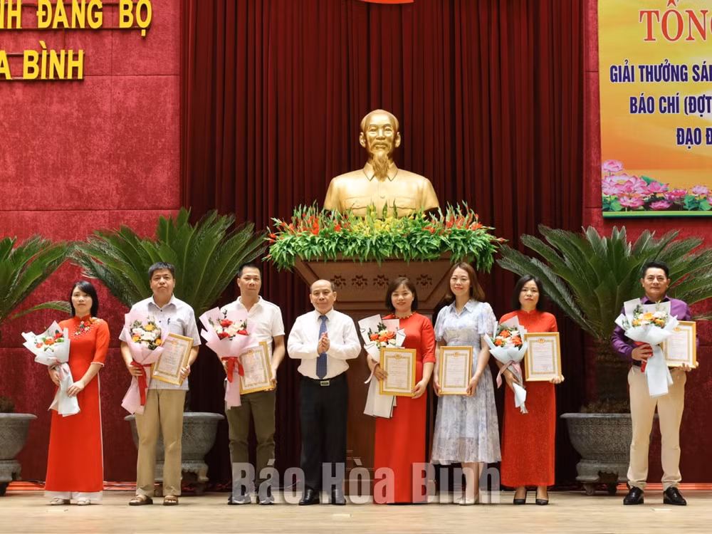 hoa binh trao giai cuoc thi ve hoc tap va lam theo tu tuong dao duc phong cach ho chi minh hinh 1