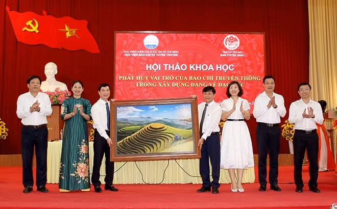 de phat huy vai tro cua bao chi truyen thong trong xay dung dang ve dao duc hinh 2
