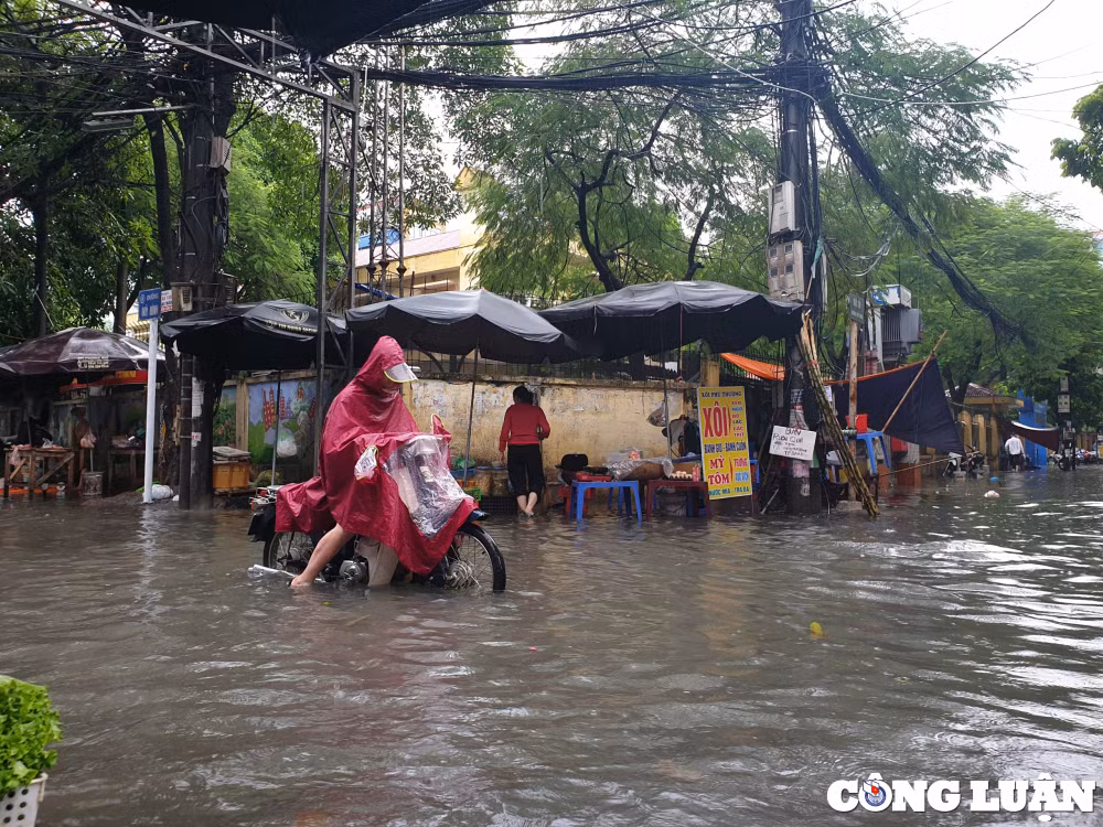 mua lon nhieu tuyen duong o ha noi lai chim trong bien nuoc hinh 4