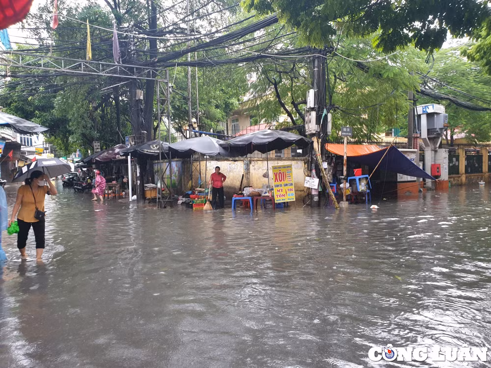 mua lon nhieu tuyen duong o ha noi lai chim trong bien nuoc hinh 2