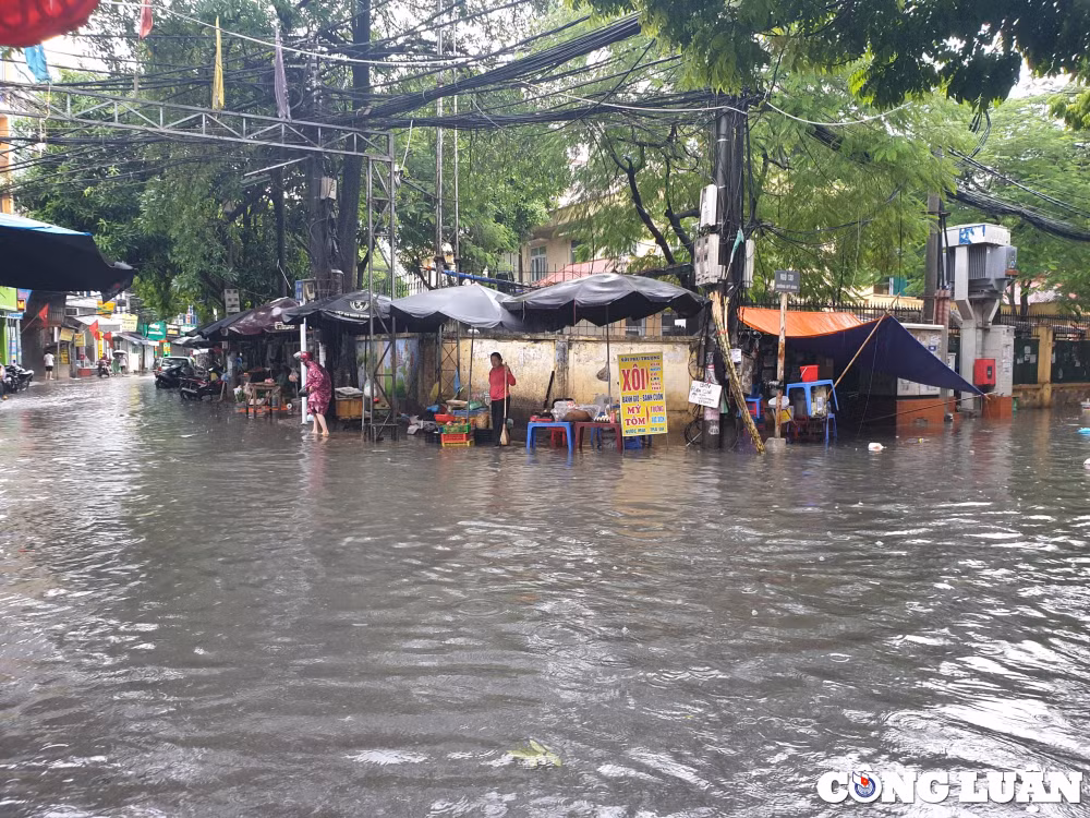 mua lon nhieu tuyen duong o ha noi lai chim trong bien nuoc hinh 5