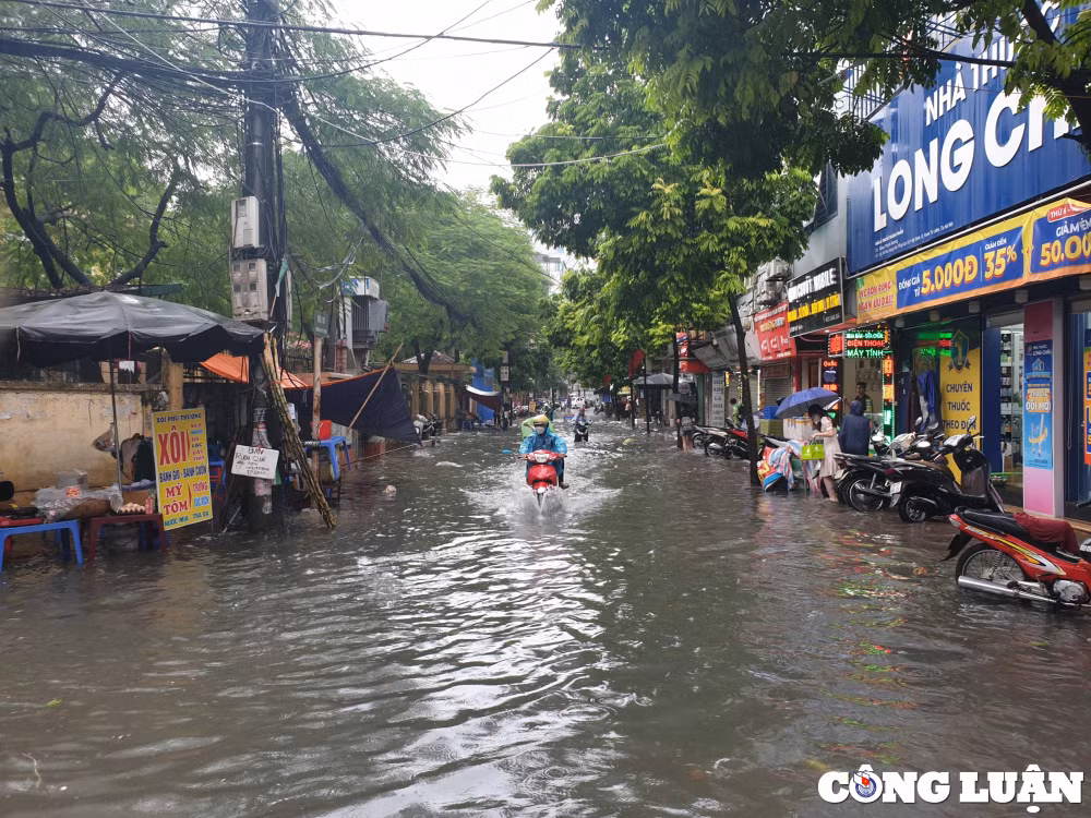 mua lon nhieu tuyen duong o ha noi lai chim trong bien nuoc hinh 1