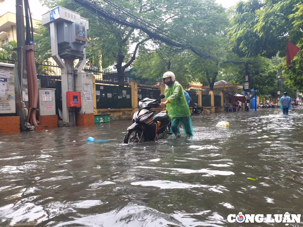 mua lon nhieu tuyen duong o ha noi lai chim trong bien nuoc hinh 3