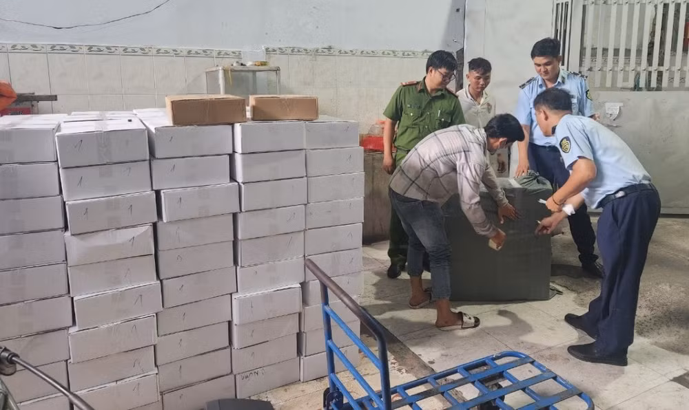 binh duong phat hien 6 tan thuc pham banh keo hat de kho ga nhap lau hinh 1