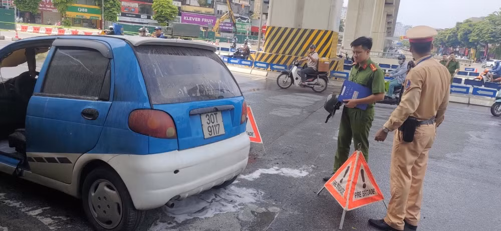 ha noi o to boc chay sau khi kich dien bang binh ac quy hinh 1
