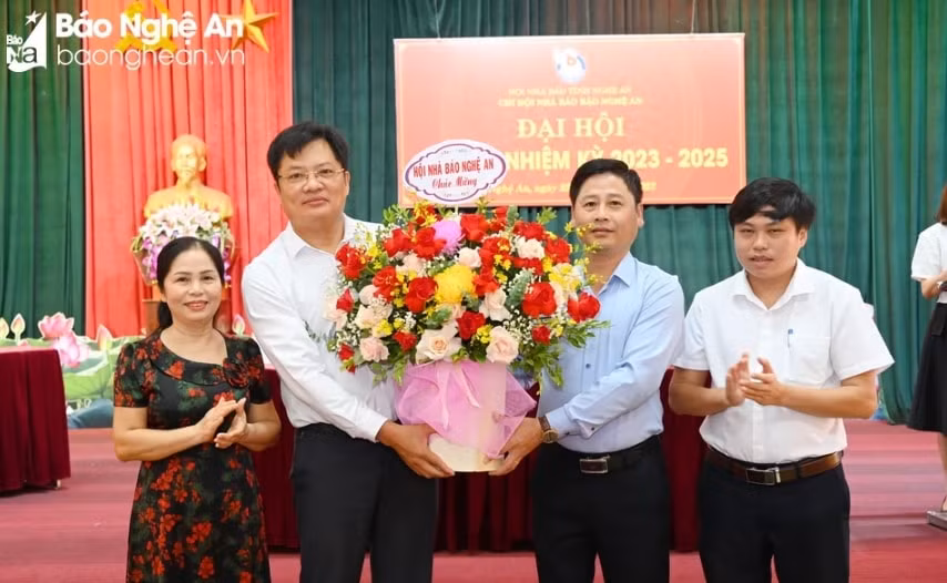 chi hoi nha bao bao nghe an tich cuc trong hoat dong hoi co nhieu dong gop trong phong trao hinh 1