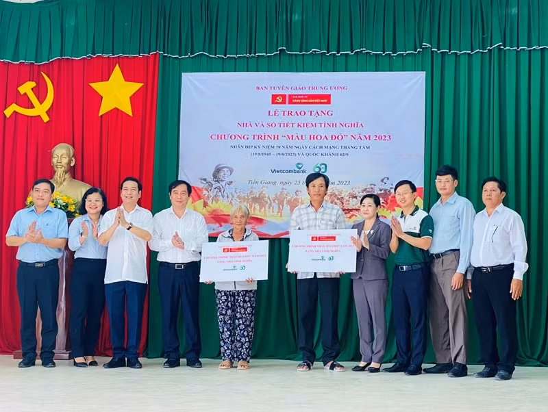 bao dien tu dang cong san viet nam trao tang nha va so tiet kiem tinh nghia tai tien giang hinh 1